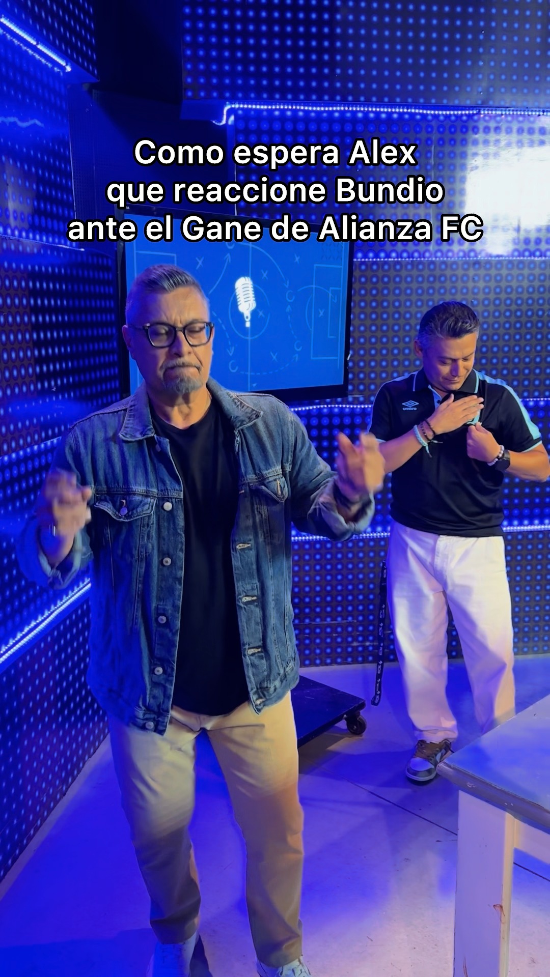 Alex quiere que Bundio celebre también...😂🕺 . . . #humor #Clausura2025🏆 ...