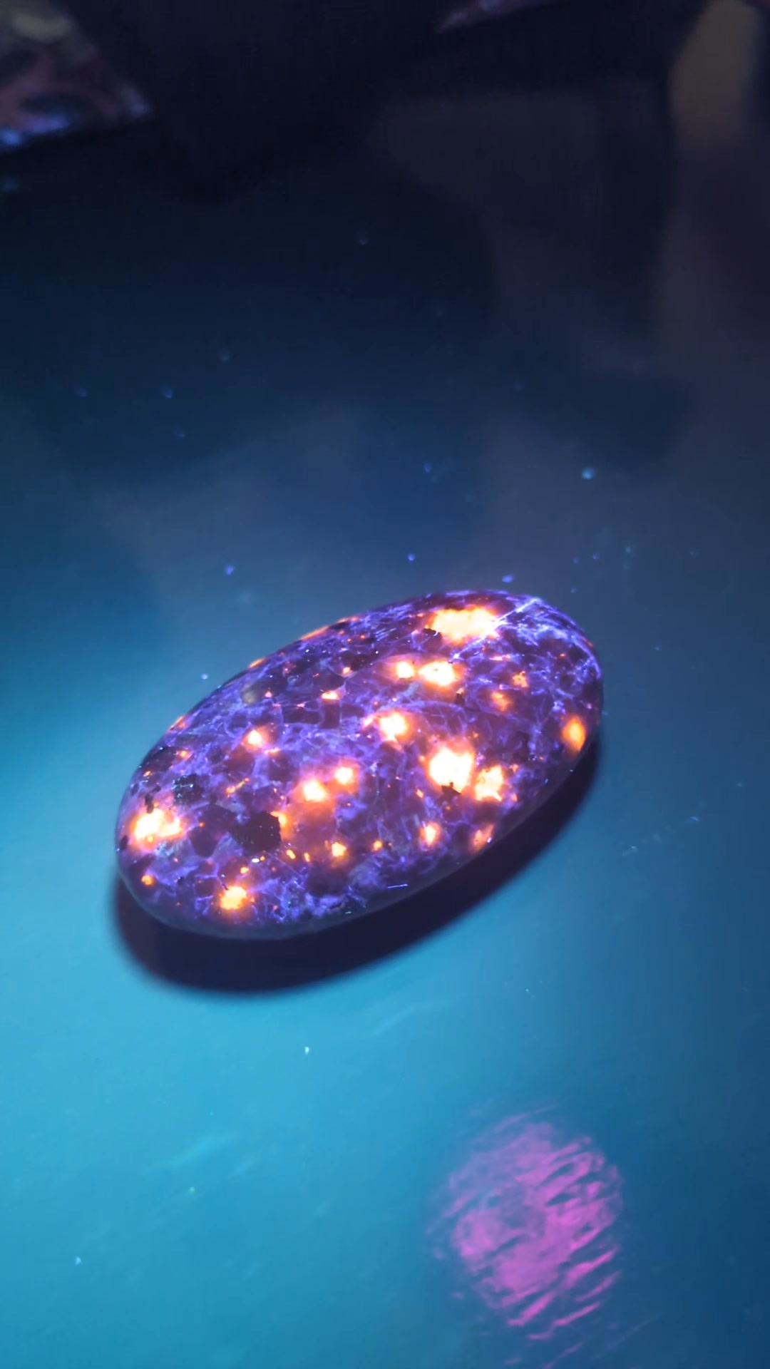 Wow!!😱 This yooperlite literally looks like it's holding a piece of the ...
