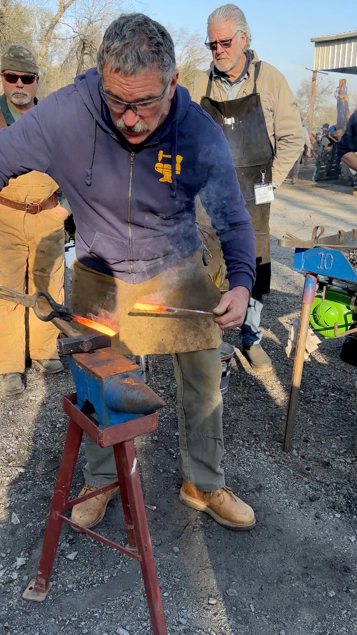 Forge welding with the living legend Mark Aspery. The drop tong, scarf ...