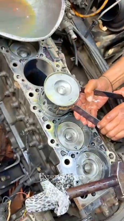 Engine head piston fitting tricks #mechanics #usareels #valve #viral # ...