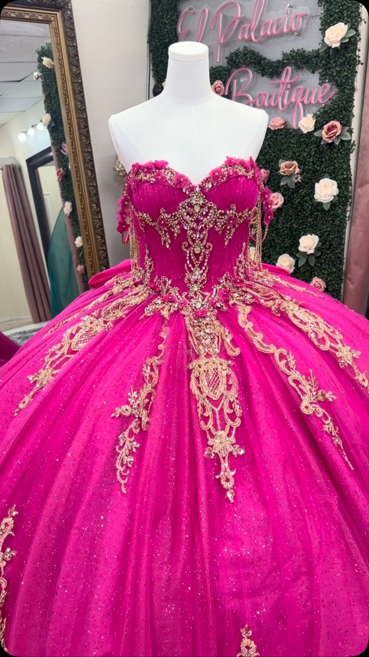 Enchanting hot pink and gold ✨ This stunning quinceañera style captures the essence of everything a beautiful and elegant celebration should be. A true statement of glamour, elegance, and 