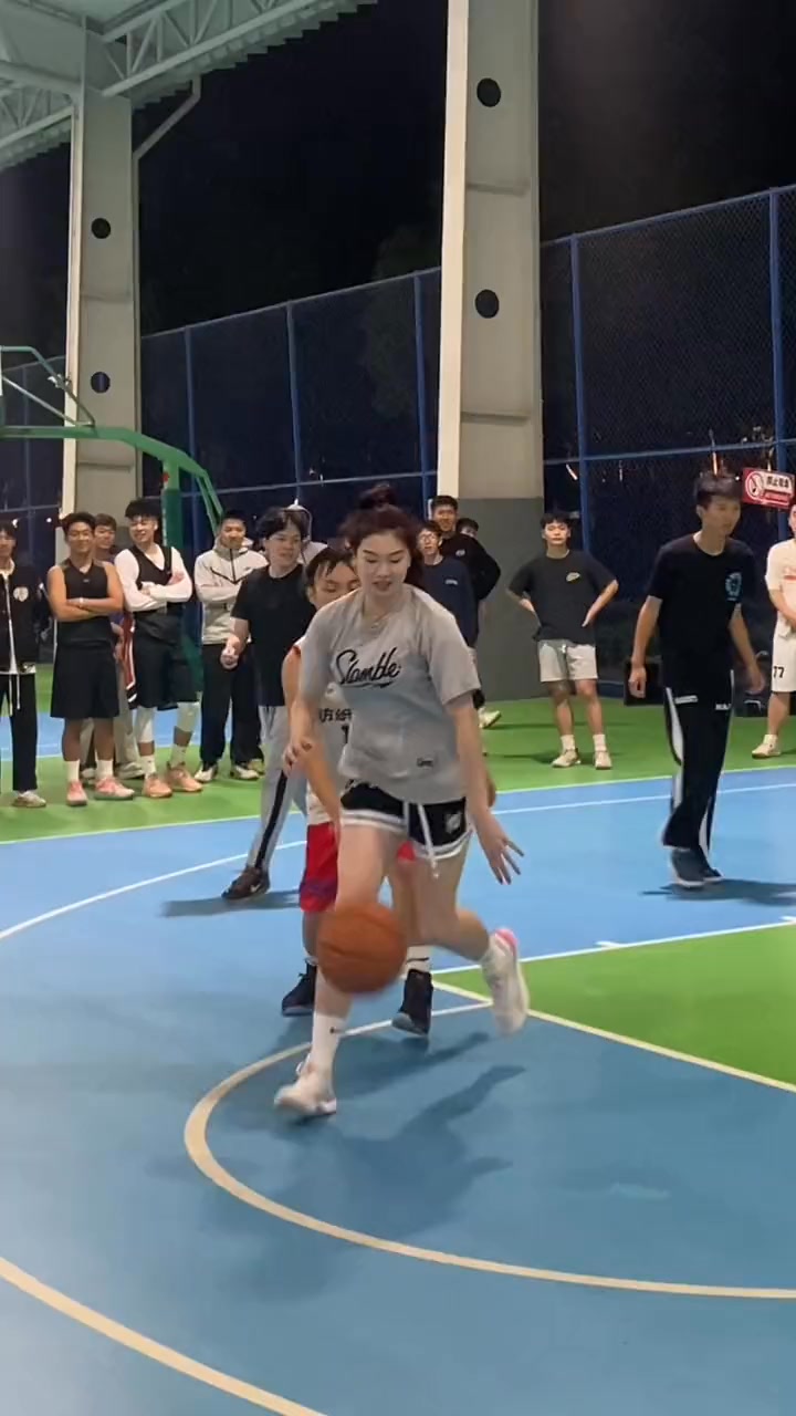 知道要防上来的时候 已经晚了～#打篮球的女生 #实战篮球 #拿球说话 | 球哥說 | Facebook