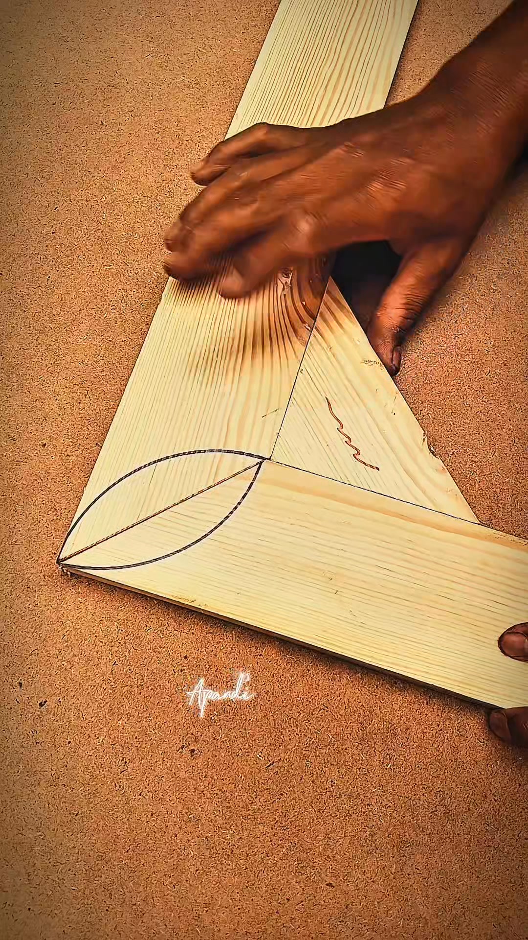 The carpenter's creative idea of forming a precise 90° angle of the ...