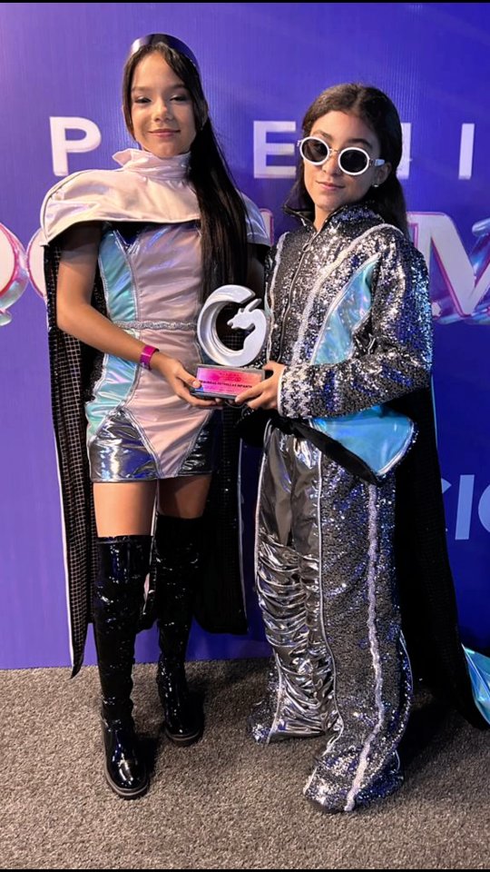 Así la pasamos en la alfombra morada de los @premiosoccamys 💜🏆🎵 Gracias ...