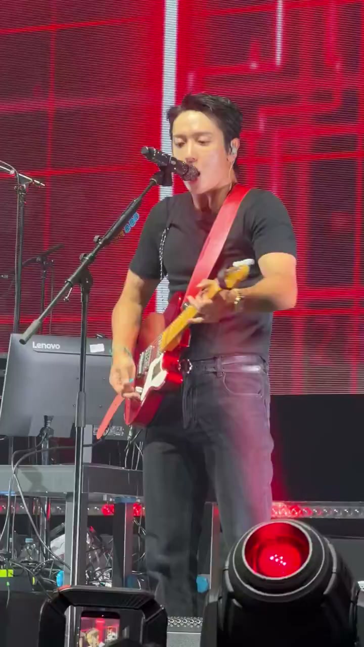 CNBLUE LIVE '3LOGY' IN BERLIN #CNBLUE #씨엔블루 #3LOGY | Jung Yong