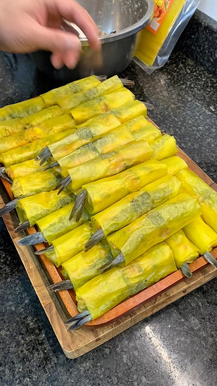 Cả nhà đã thử làm nem rán có nhân là tôm với khoai tây như này chưa ...