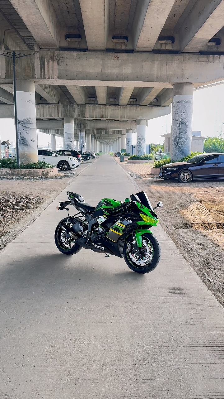 RRR♡ 🏍️ Kawasaki ZX-4RR: Small Displacement, Big Attitude 💚 Meet the
