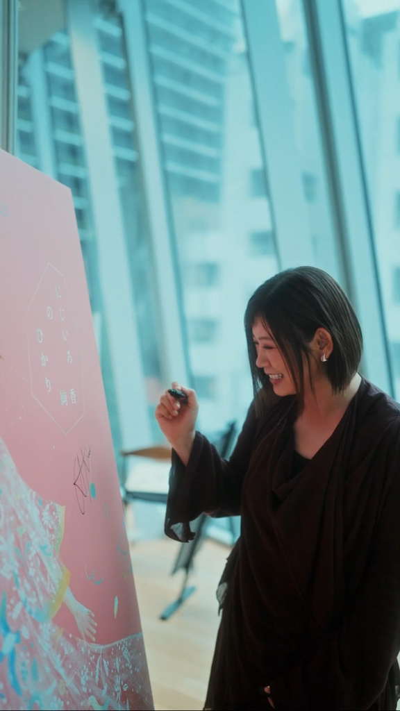 ✼••┈┈ #絢香20th ┈┈••✼ ひと足先に絢香も企画展へ!🌈 『にじいろ
