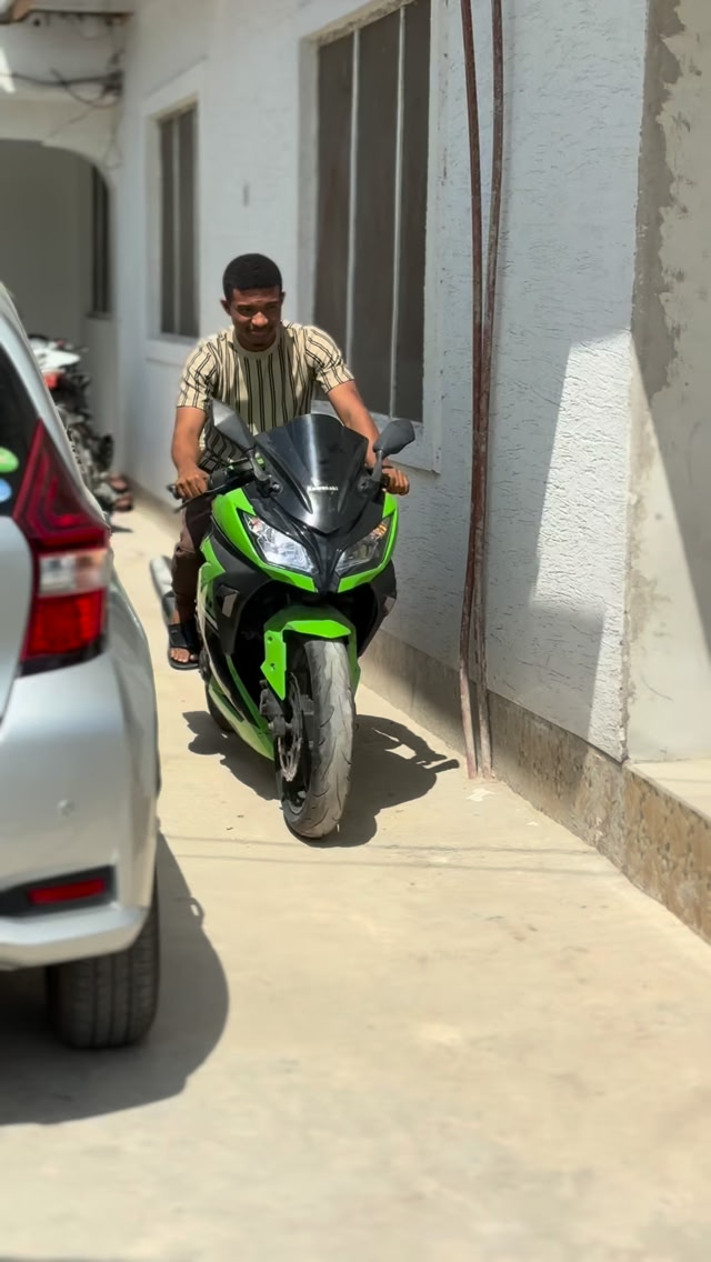 7,900,000Tsh Kawasaki Ninja 250R -Engine: 249 cc, liquid-cooled