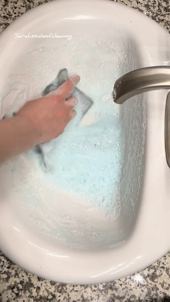 Wire rag sink scrub #sudsycleaning #sinkcleaning #satisfying #wirerag ...