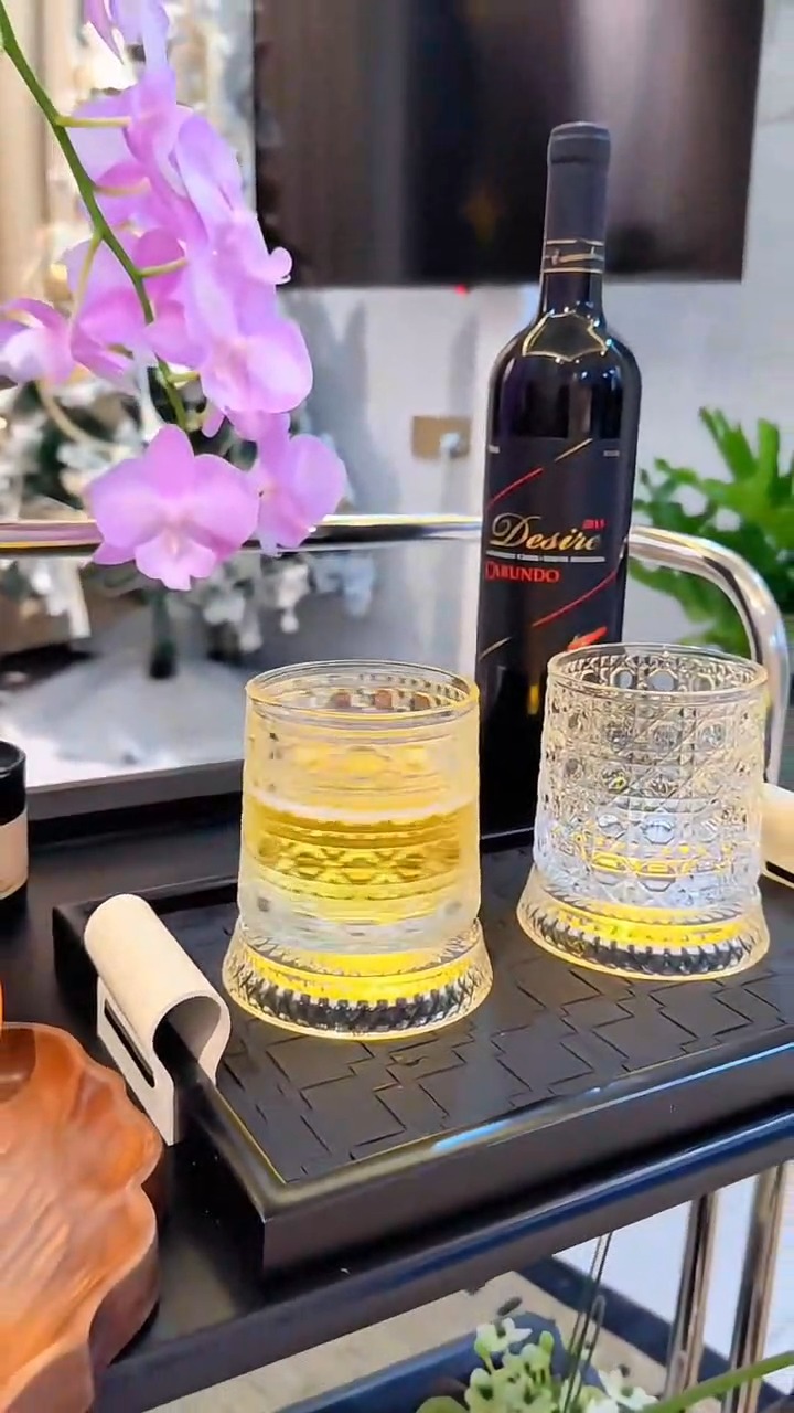 Spin your sip 🥃✨ A rotating whiskey glass that makes every drink feel fancy, fun, and unforgettable, Shop now🛒https://cutt.ly/YtdN1AuJ, #WhiskeyLover #BarEssentials #HomeBarStyle #DrinkInStyle