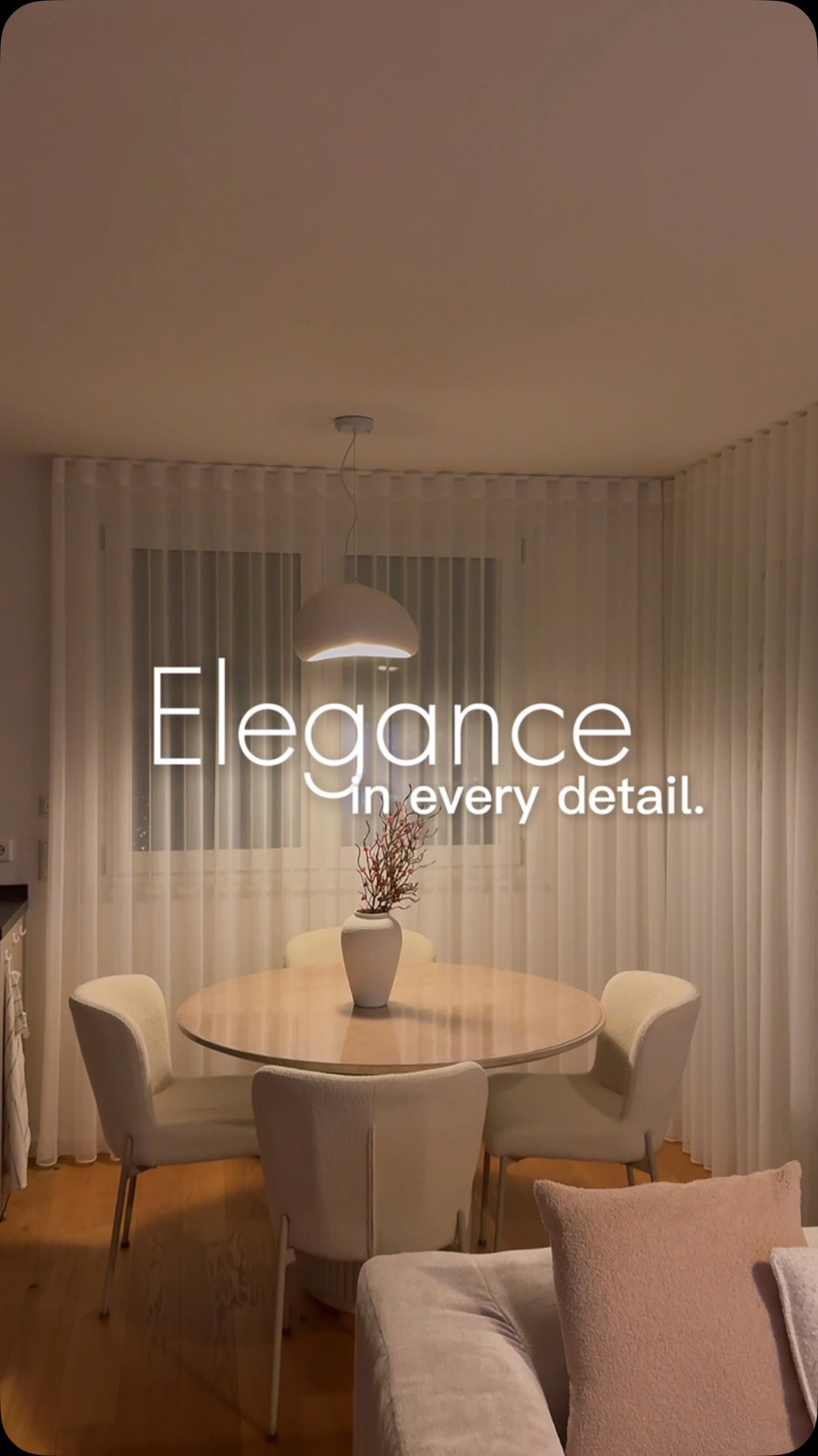 ✨ Luxus beginnt oft mit den kleinsten Details. ✨, Perfekt fallende Wellengardinen schaffen klare Linien, weiche Lichtstimmungen und ein Wohngefühl, das man nicht nur sieht, sondern spürt., 👉