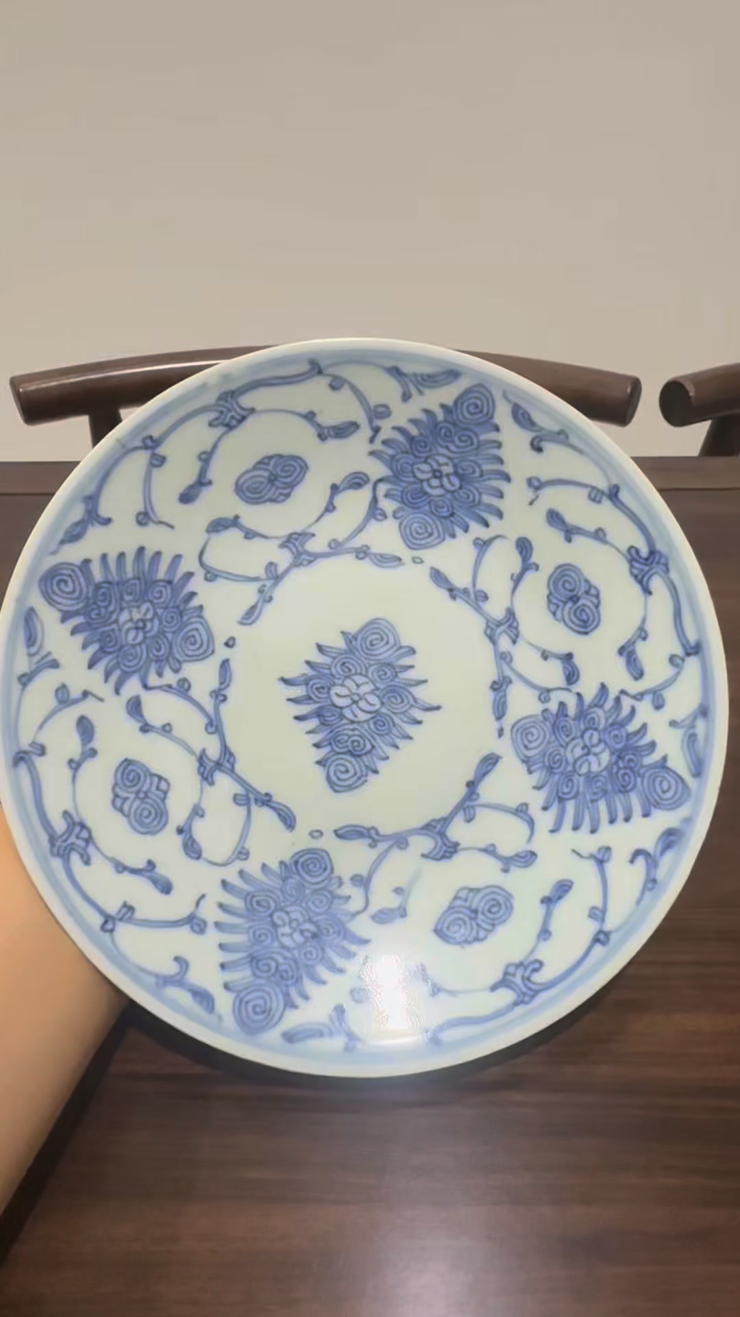 藏品分享｜清代嘉庆青花缠枝莲纹细路大盘】 今天跟大家分享一件清代
