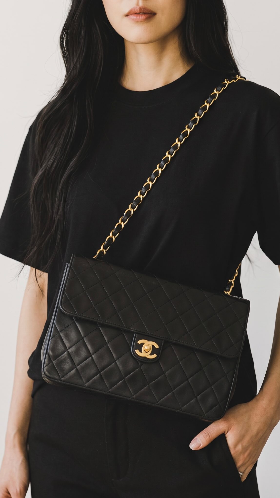 【超希少】CHANEL MATRASSE LAMBSKIN SHOULDER This timeless bag from Chanel is crafted of buttery soft lambskin