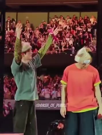 🇬🇧 Taehyung & Jin playing with the confetti 😆 — London, Day 2