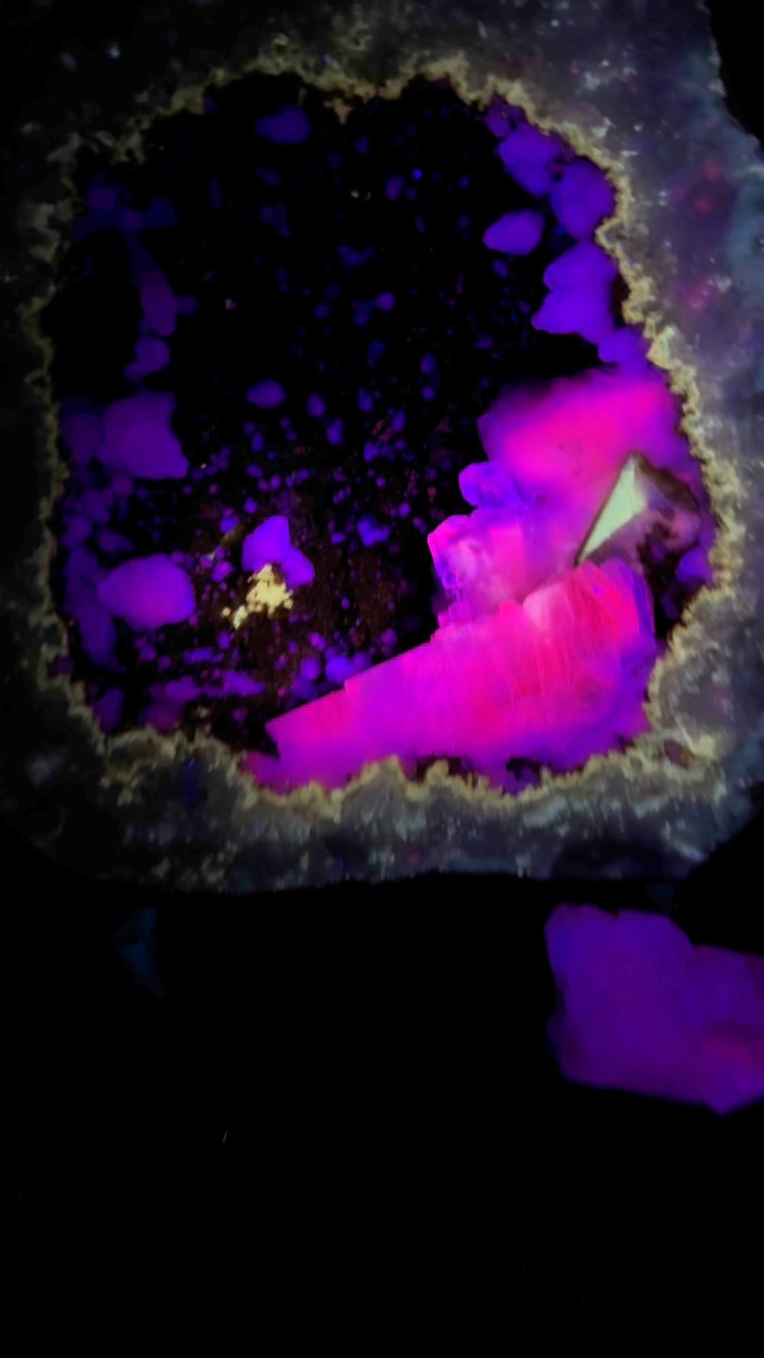 #dark #Missouri #minerals #geode #calcite #UV #blacklight #ultraviolet ...