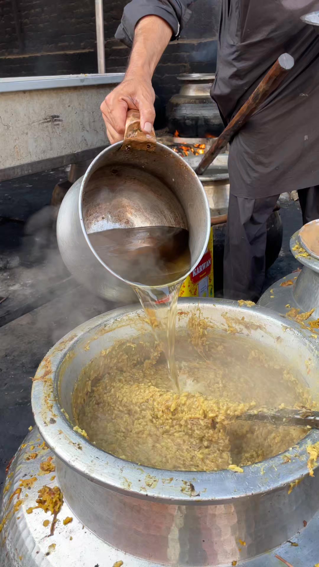 most popular Oil Adding Scene on Famous Mutta Chawal | Arif and Shariq ...