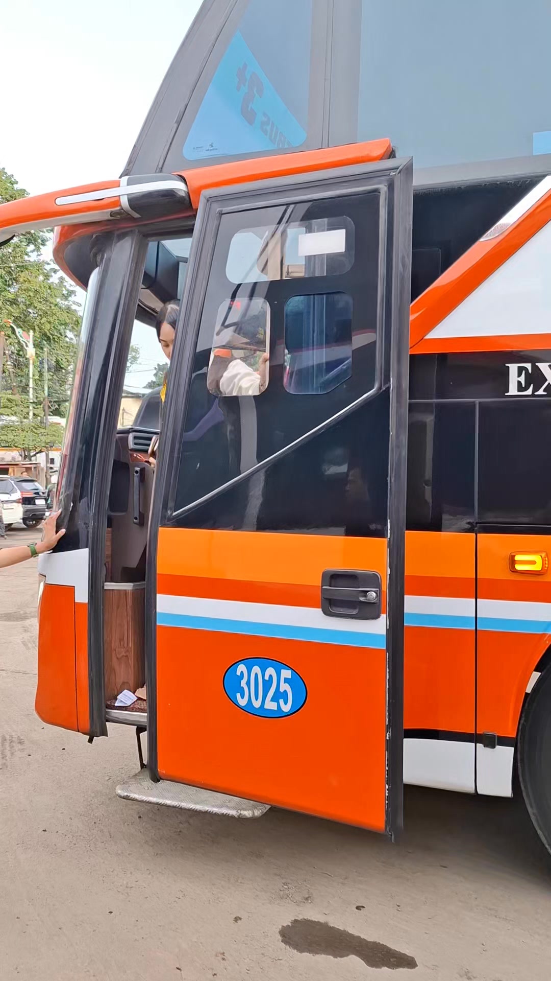Luxury bus with service like an airplane #luxurybus #Fantravel # ...