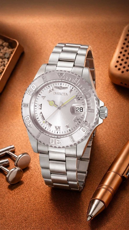 Invicta Pro Diver 48950 delivers classic dive styling with a