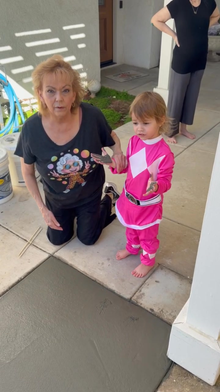 The pink power ranger gets her handprints memorialized at Grammy’s ...