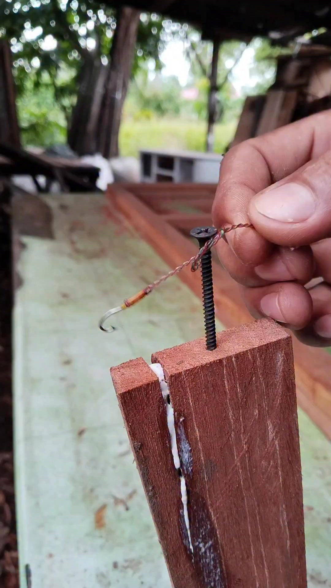 Broken Wood Fix: NO CLAMPS, NO FANCY TOOLS (Fishing Line & Screws Hack ...