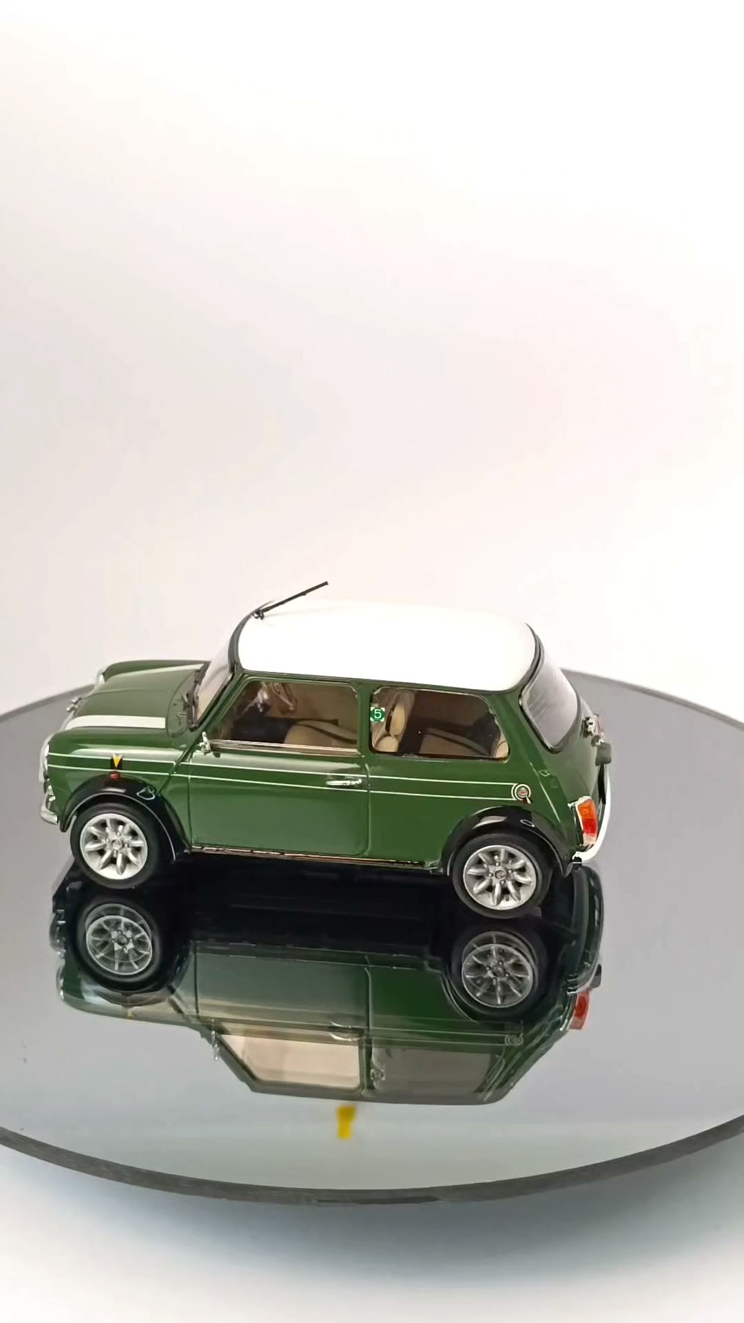 Maquette plastique de voiture Mini Cooper 1,3i 1997 HC54 1:24