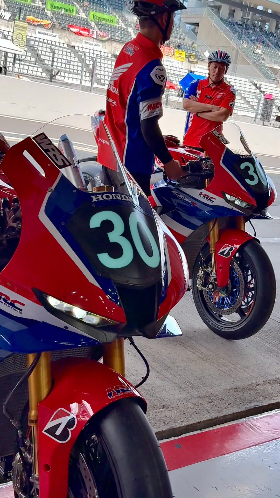 Honda HRC vs Honda Blue Helmets MSC Kumamoto ＆ Asaka — pit stop