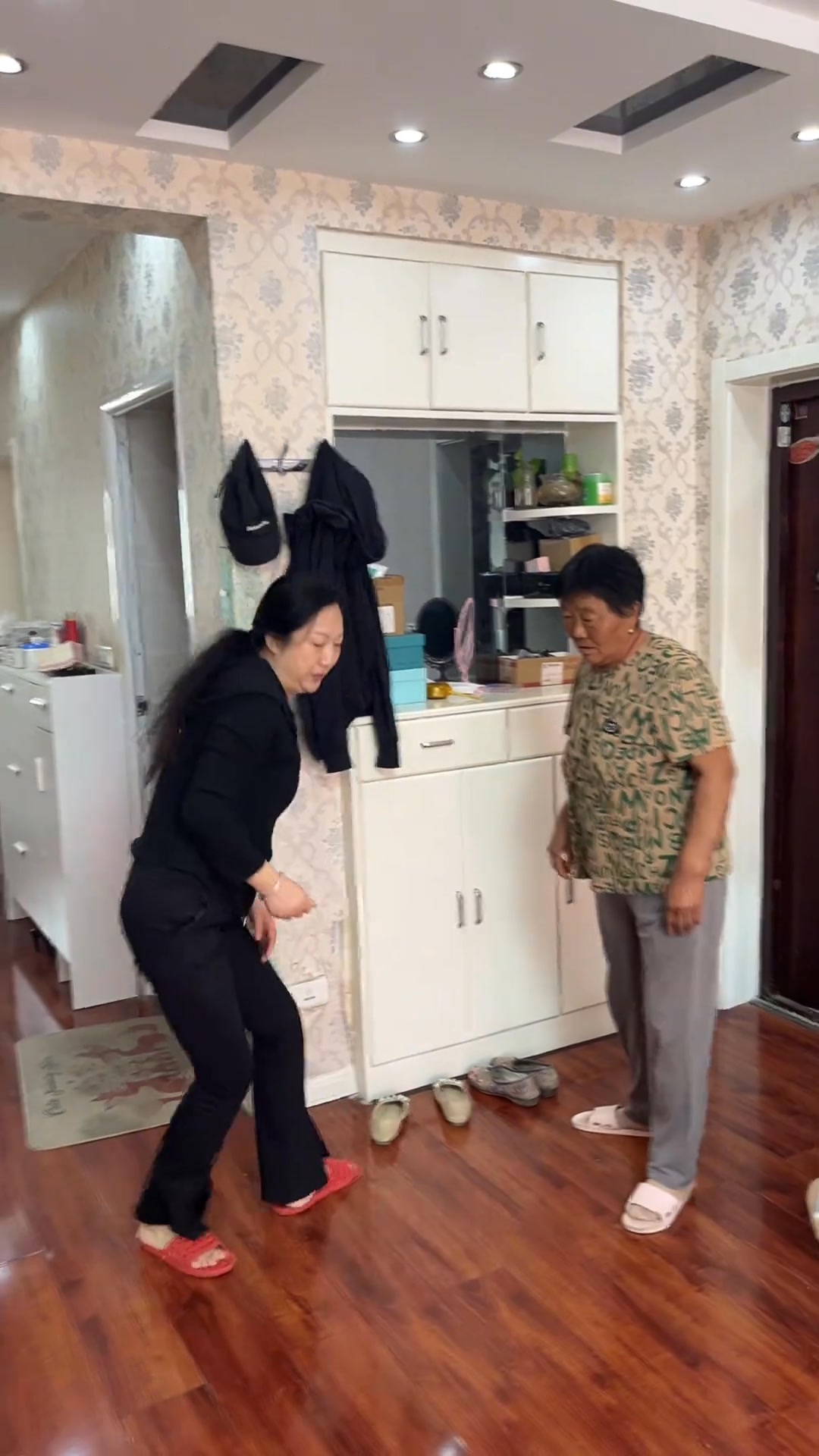 公公喝點酒長膽量了要找婆婆的，沒想到婆婆不在家公公一個人在罵笑死我了，正巧婆婆回來必須告訴他！ | 巴黎小郭 | Facebook