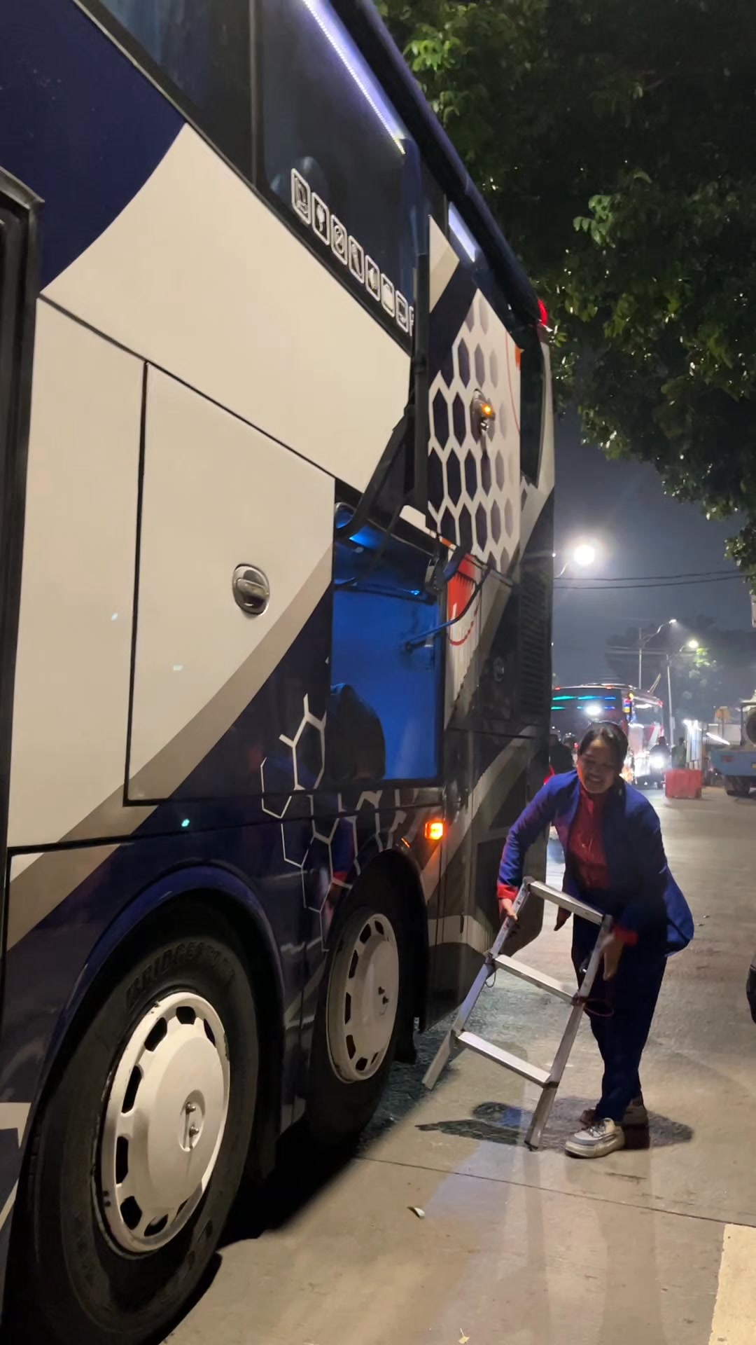 Luxury bus with service like an airplane #luxurybus #Fantravel # ...