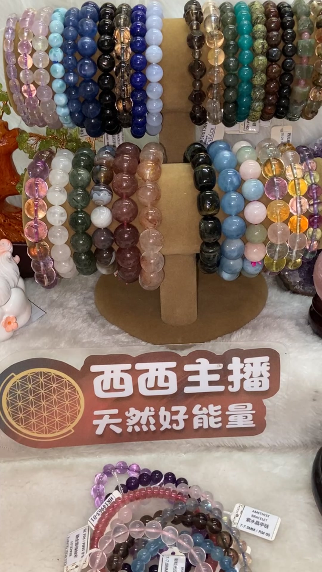 🦊 #新品上架｜阿拉善玛瑙· 立体九尾狐吊坠💫 . 九尾狐灵动现身—— 精雕