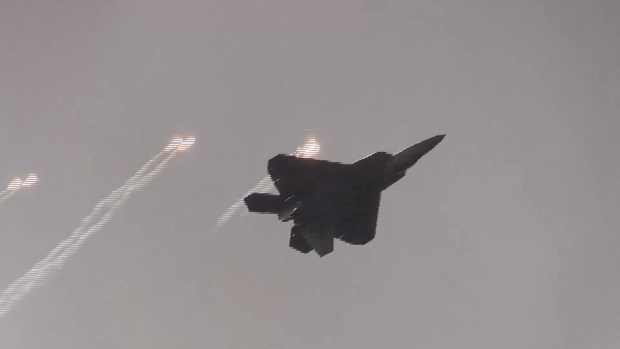 F-22 Raptor Inverted Pass with flares at the NAS Oceana Air Show at ...
