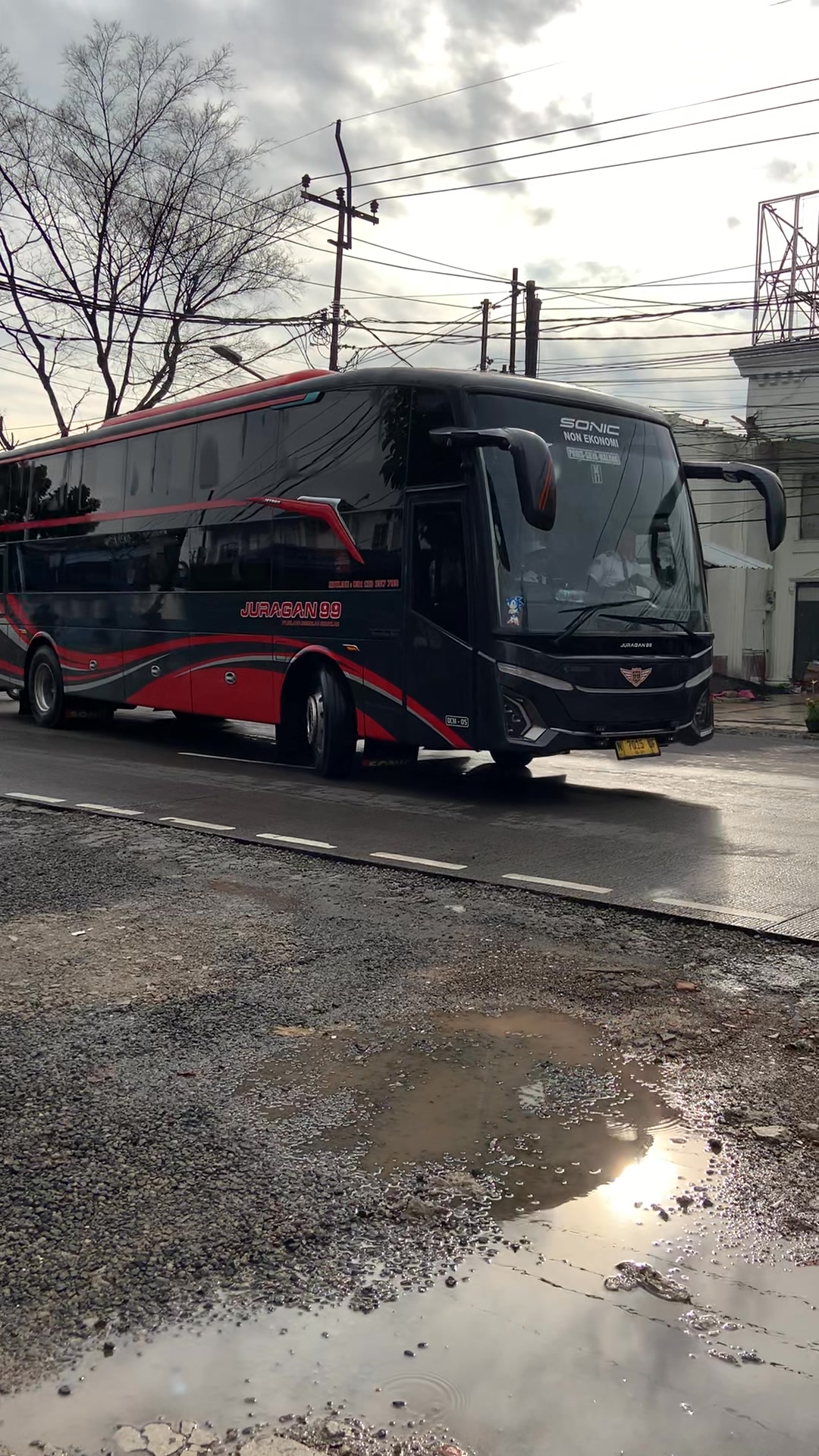 Arrival of Slipper Class Destination Malang City Bus Juragan 99 Trans # ...
