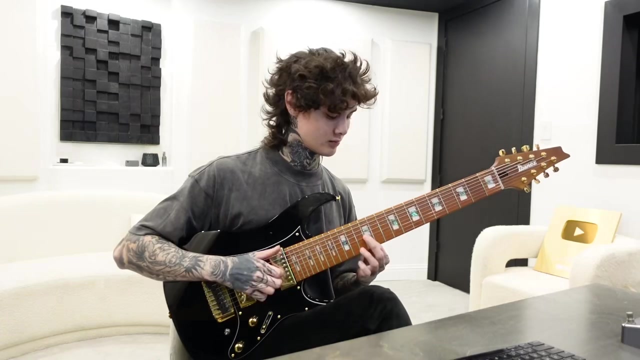 Watch Tim from Polyphia’s 