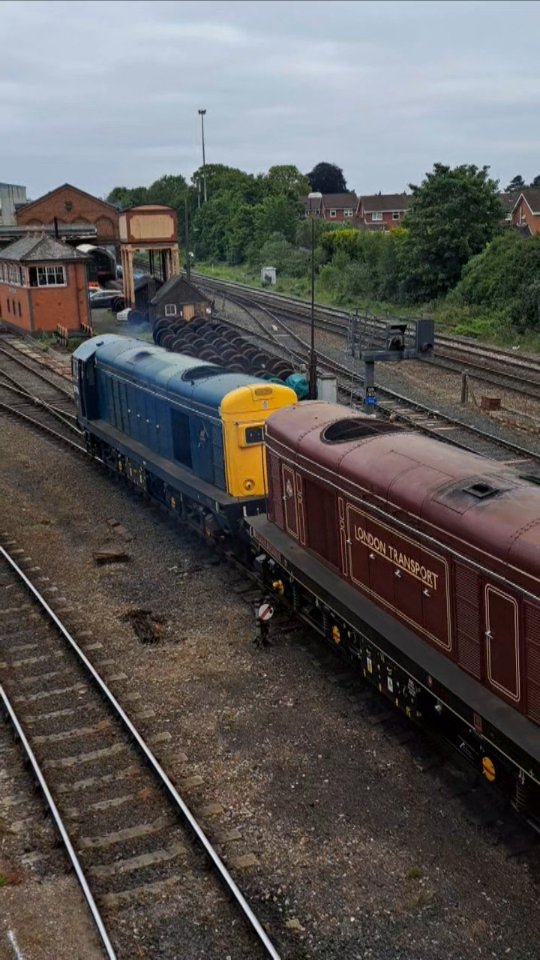 Choppers on the SVR. 20 142 and 20 189 manoeuvre to collect rolling ...