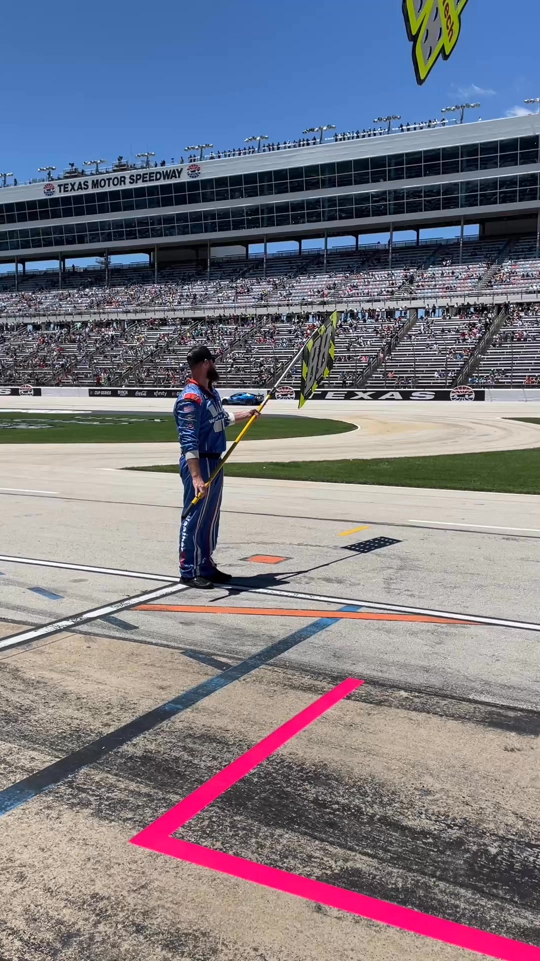 Charlie is always dialed in with the pit sign. #kapcam #NASCAR #pitcrew ...
