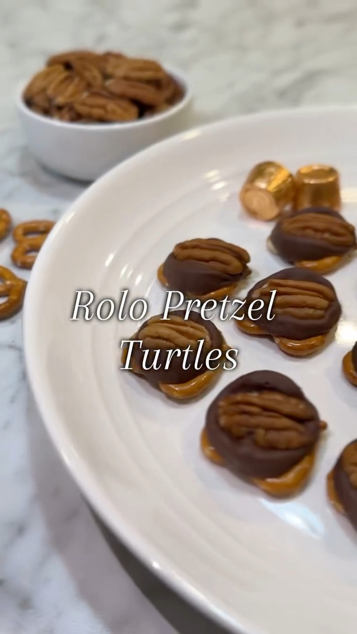 Rolo Pretzel Turtles 🥨 #rolos #pretzels #EasyDesserts #dessertlover # ...