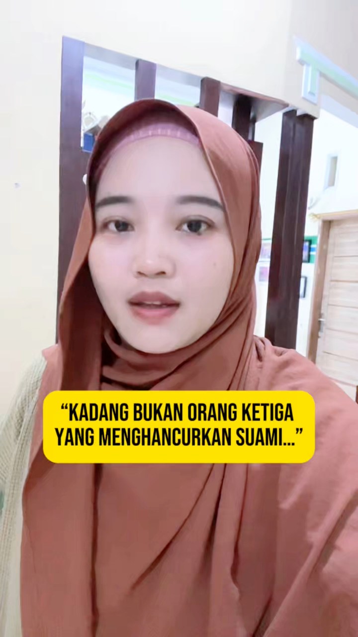 Kadang suami gak pergi karena bosan… tapi karena hatinya pelan-pelan ...