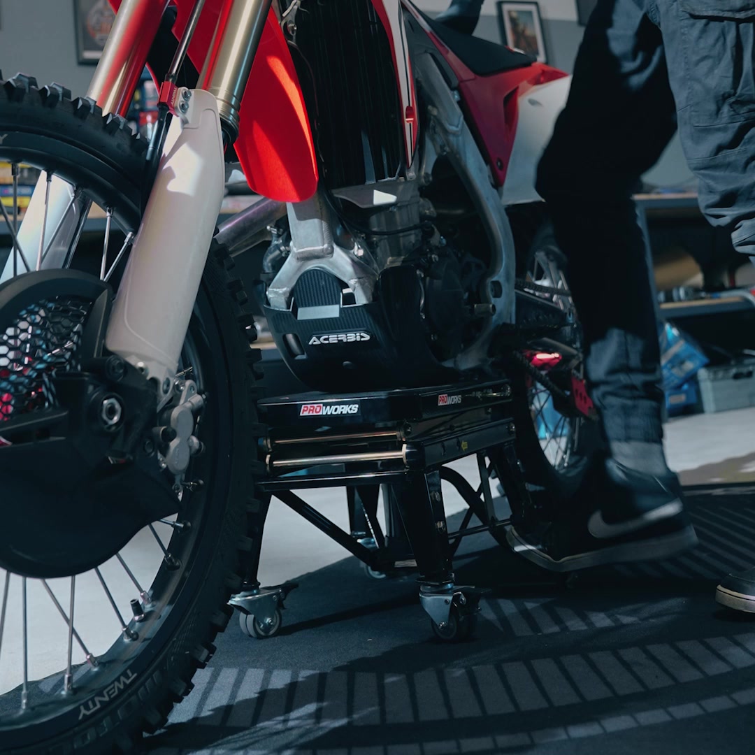 Voici le lève-moto hydraulique Proworks 31-82 cm, un support polyvalent ...