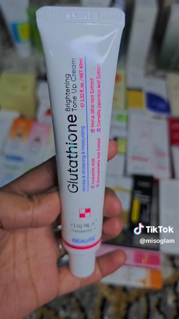 𝐆𝐥𝐮𝐭𝐚𝐭𝐡𝐢𝐨𝐧𝐞 𝐁𝐫𝐢𝐠𝐡𝐭𝐞𝐧𝐢𝐧𝐠 𝐓𝐨𝐧𝐞 𝐔𝐩 𝐂𝐫𝐞𝐚𝐦 [45ml]💥, 💗Made in Korea 💯, 👉 for order inbox us 😇, 👉 Gultathion cream Available 🫶, #GlutathioneGlow #Glutathione #SkincareBangladesh #koreanskincare #glowingskin 
