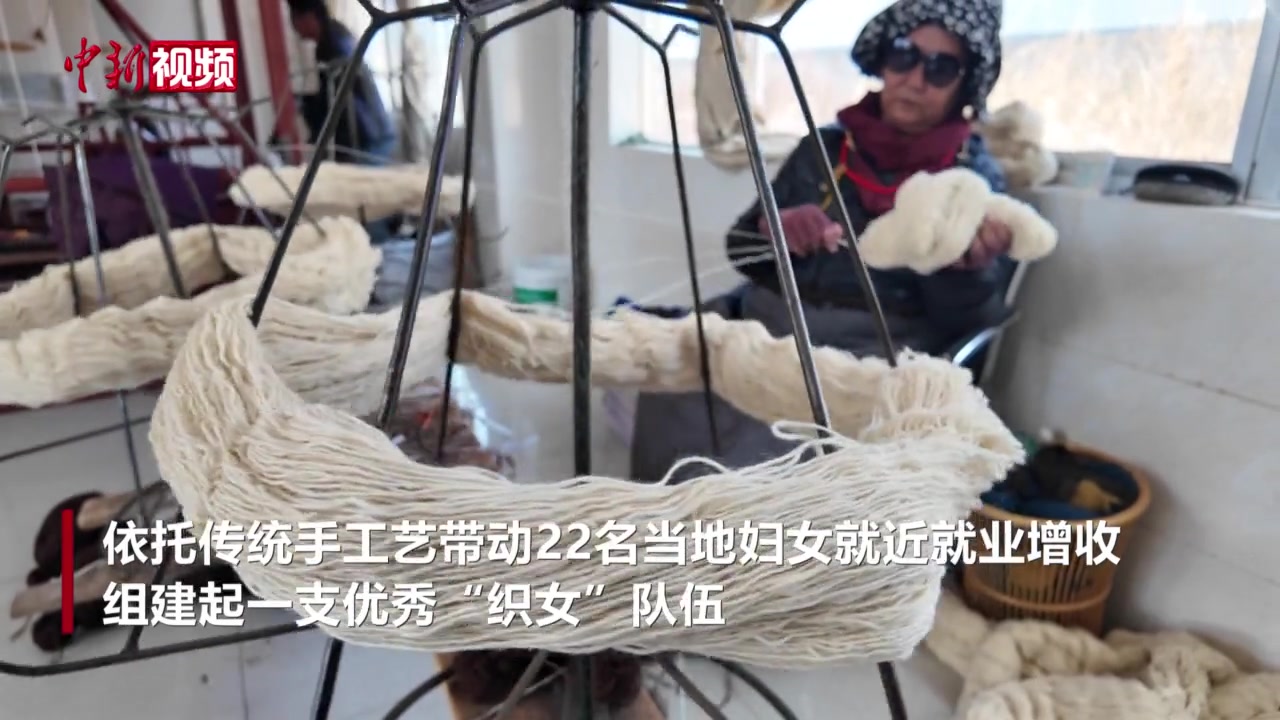 在西藏山南琼结县萨喜钦布藏毯厂，工人们运用传统藏式手工打结技艺，将
