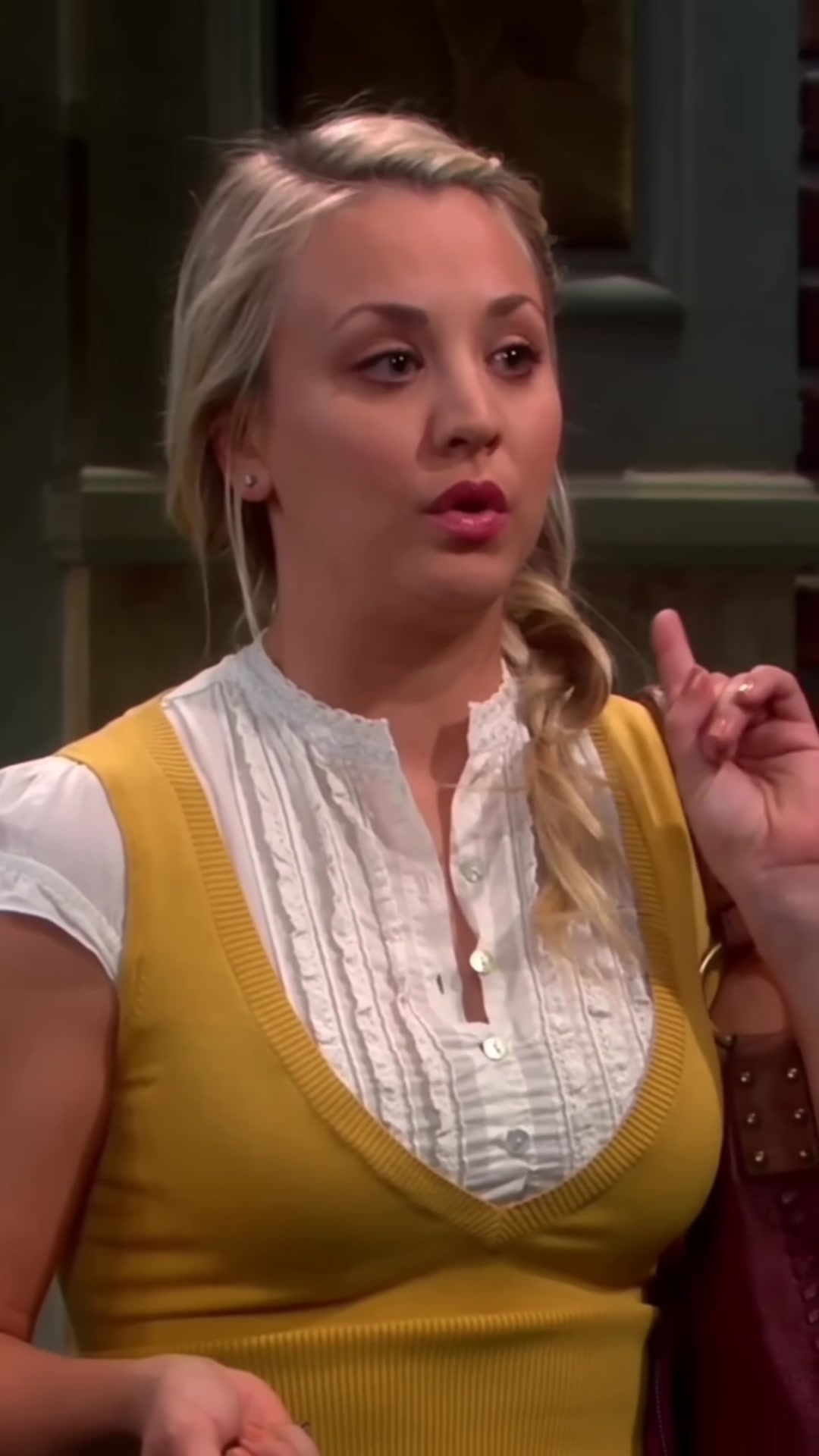 Penny prepares to go on her second date with Leonard The Big Bang Theory #thebigbangtheory #penny #tbbt #sitcom #comedy #kaleycuoco