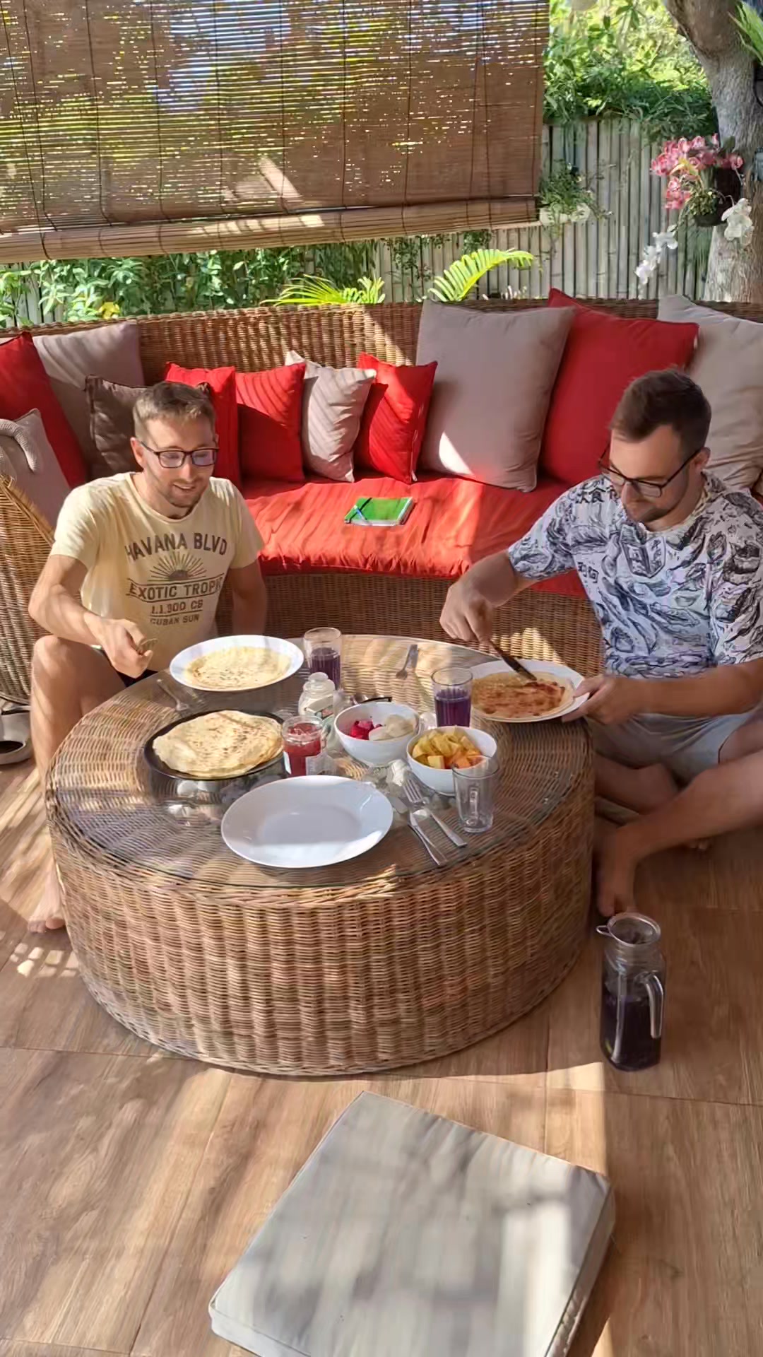 Máme je tady.🌴 Ráno jsme se nasnídali a odpoledne šli do klubovny ...