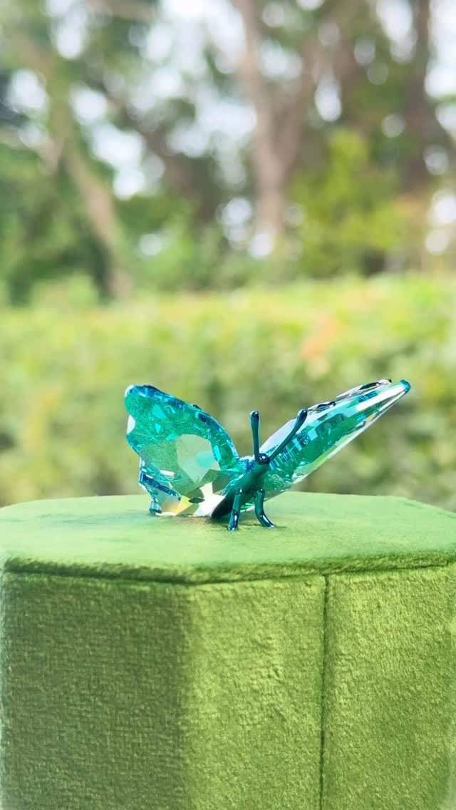 Constructed using diverse techniques, crystal cuts, and colors