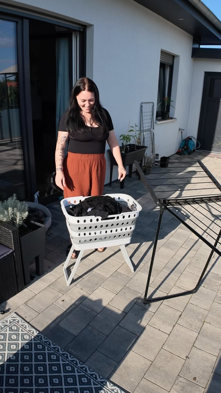 So simpel und trotzdem richtig praktisch 😅🧺, Ich habe diesen faltbaren Wäschekorb mit ausklappbaren Beinen entdeckt und musste ihn natürlich testen. Kein ständiges Bücken mehr beim Wäsche sortieren