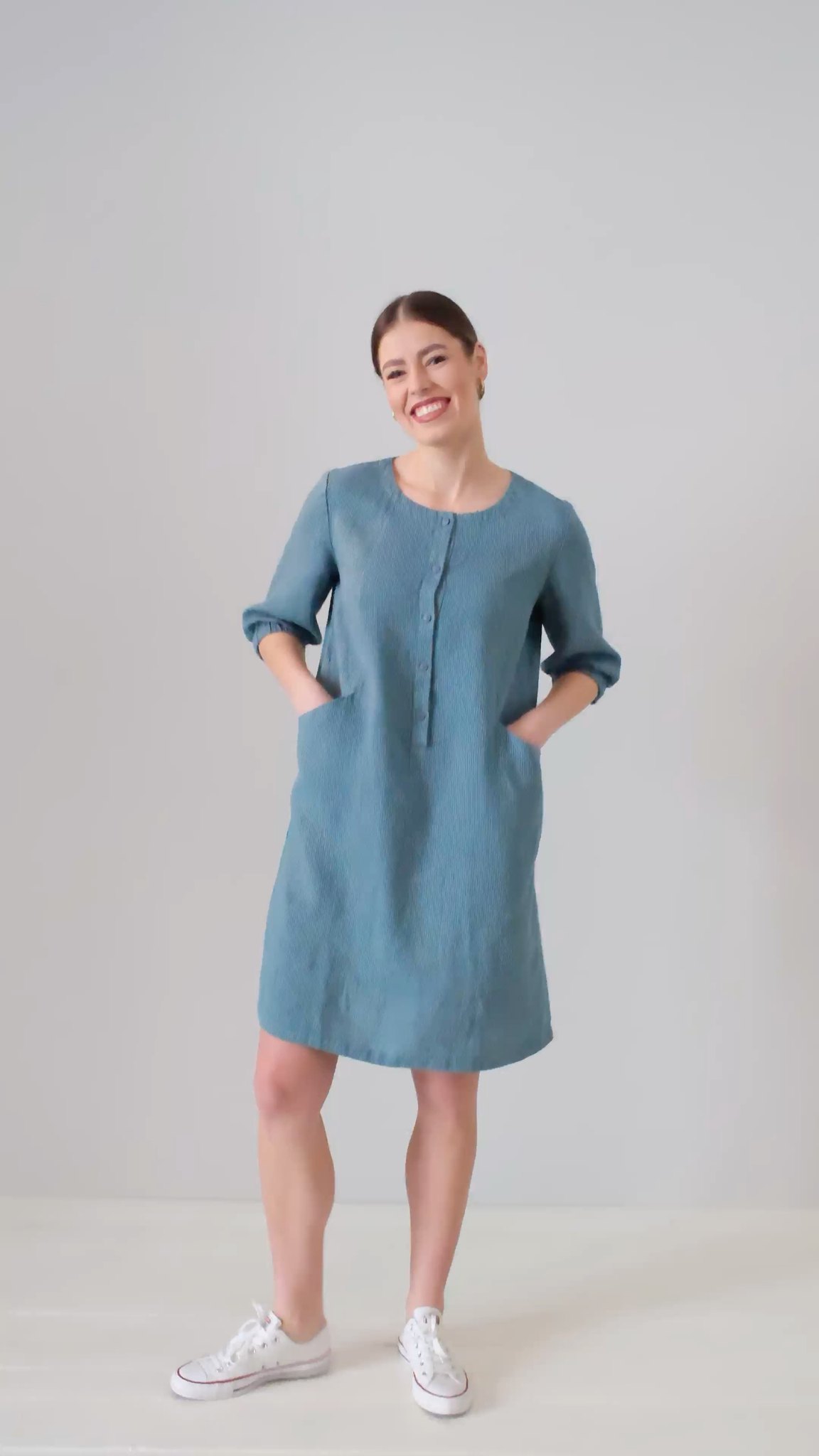Die perfekte Kombination aus Komfort und Eleganz mit unserem Kleid AVA in einem wunderschönen blau-grünen Farbton. 🌿 Hergestellt in Litauen aus hochwertigem Leinen. Perfekt für warme Sommertage, den