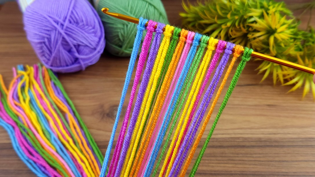 Look here! I made something very easy with colorful yarns, let's watch ...