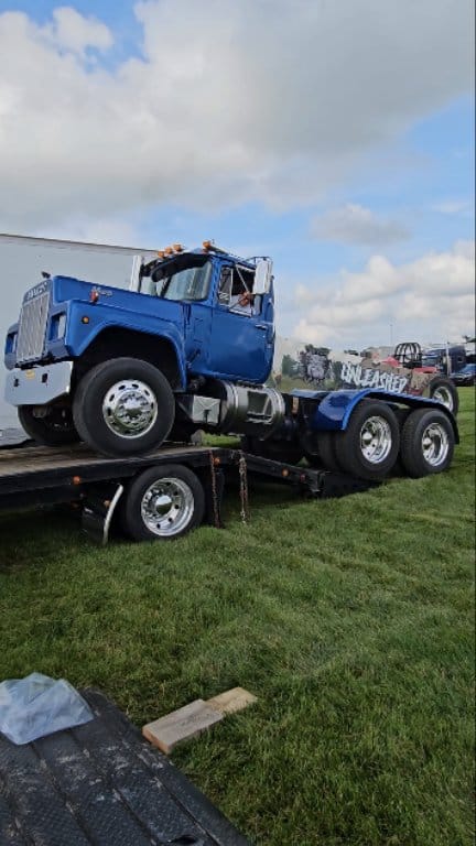 Unloading the mack called Unleashed at sugarcreek Harvest Barn OSTPA ...