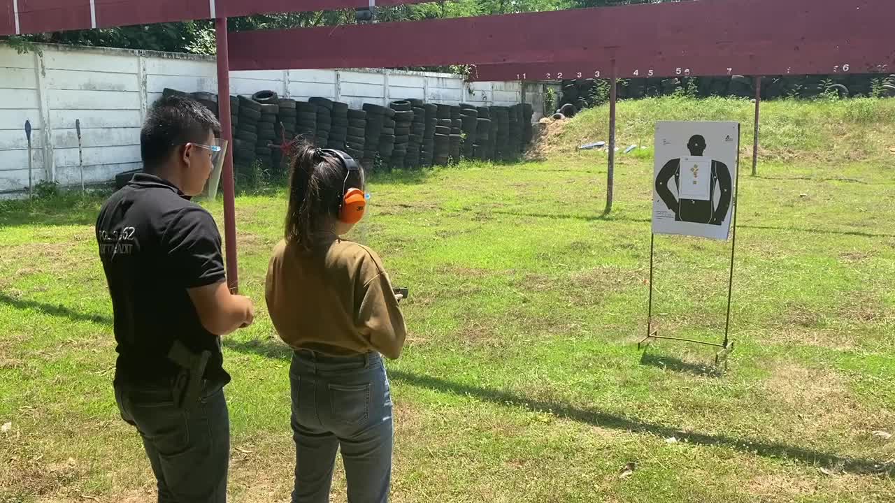 วันแรกของ น้องกิ๊ฟ กับหลักสูตร BDF(Private Course) กับการยิงปืนครั้งแรก ...