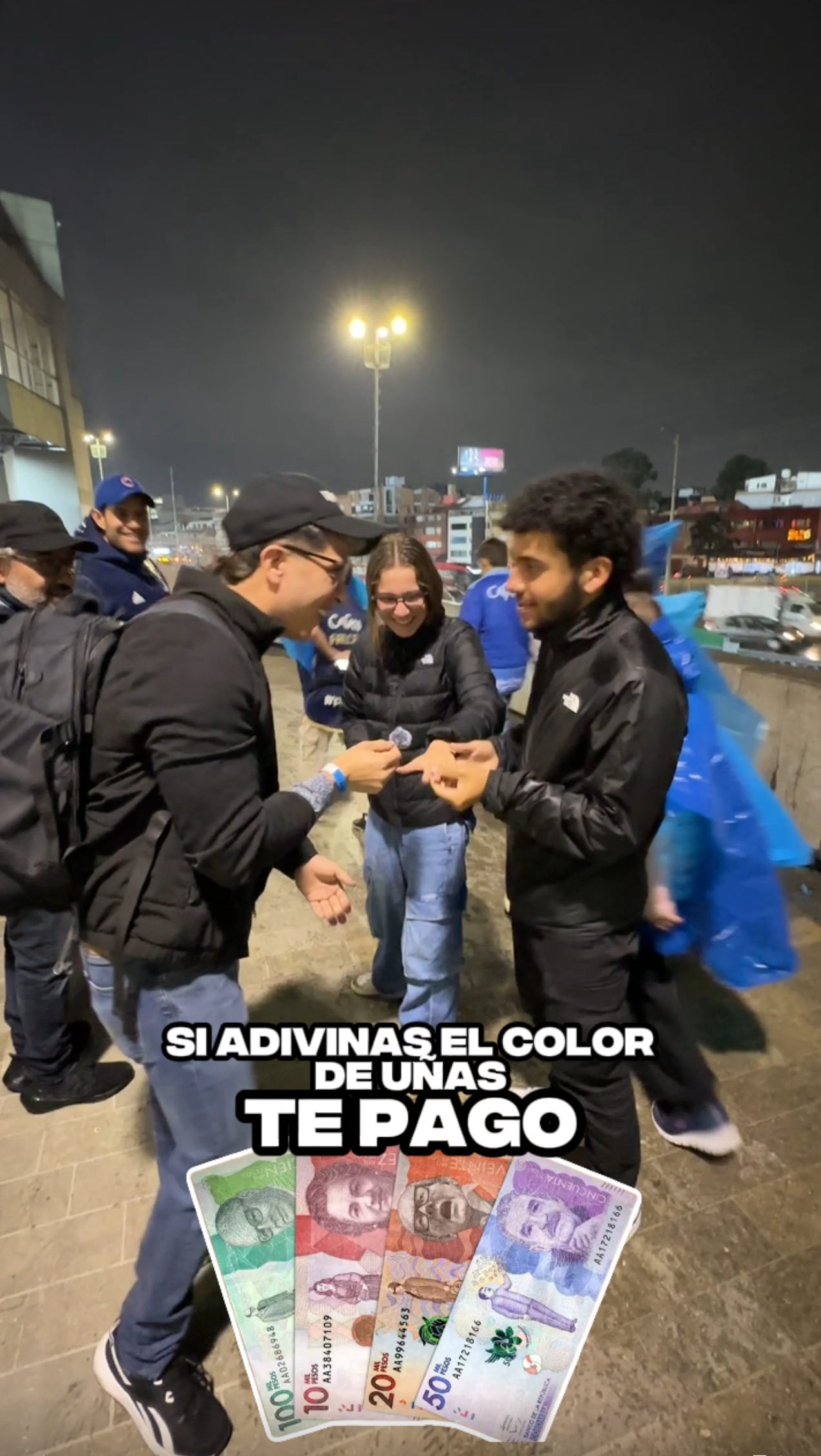 Te pago si adivinas el color de uñas💰😮‍💨🔥 Regalándole dinero a la gente ...