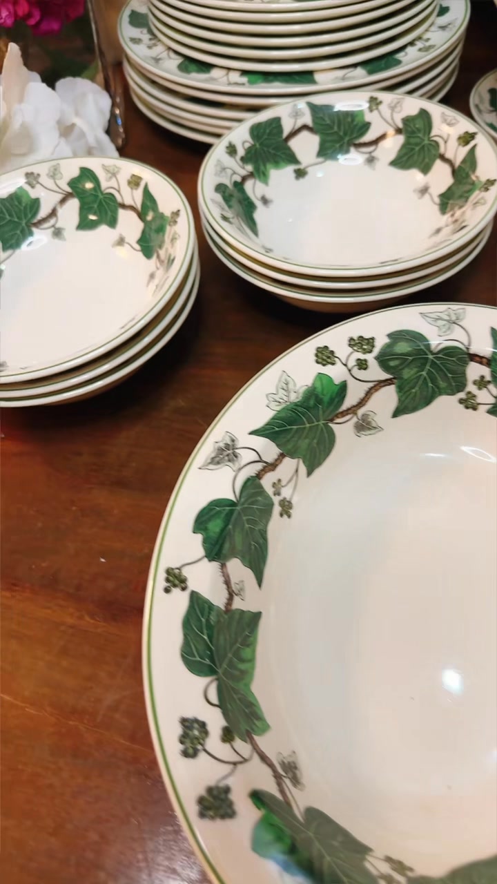 Wedgwood Napoleon Ivy Green Dinner Set for 6 Inclusions: 6 Dinner